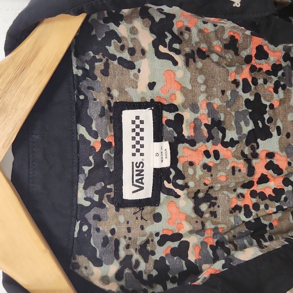 💥7|$30 Vans button up top size small camo - Picture 2 of 3